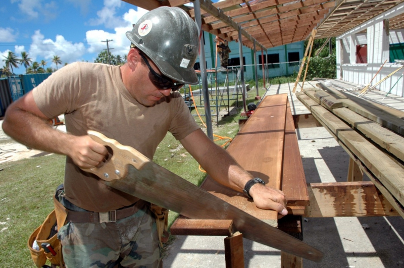 ebeniste-ST MANDRIER SUR MER-min_worker_construction_building_carpenter_male_job_build_helmet-893290